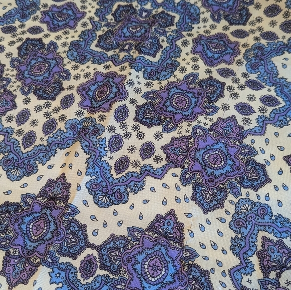 NWOT Paisley Blue Purple Off-White Made in Italy Scarf Lightweight 30 in x 30 in - Picture 3 of 4